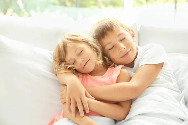 Retrato de niño y niña durmiendo en la cama — Foto de Stock