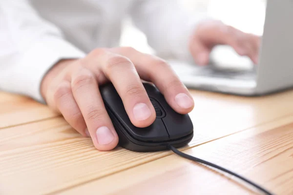 Αρσενικό χέρι με ποντίκι υπολογιστή — Φωτογραφία Αρχείου