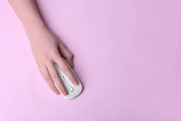 コンピューターのマウスを持っている女性の手 — ストック写真