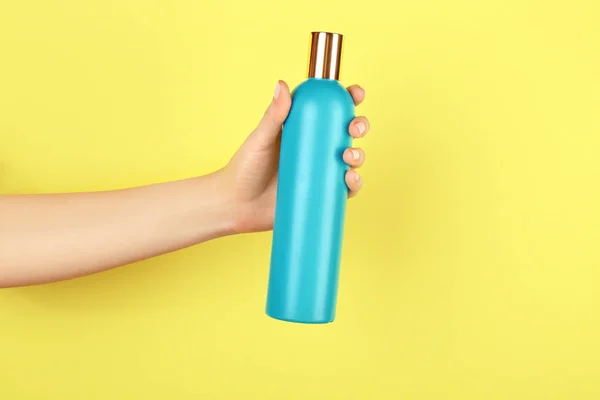 Hand mit Flasche Kosmetikprodukt — Stockfoto