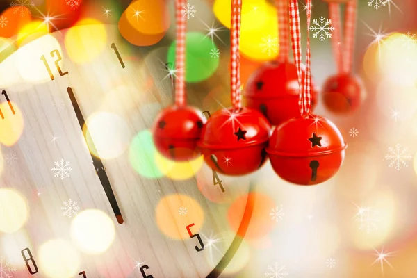 Contagem decrescente para a celebração de Natal. Jingle sinos e relógio no fundo — Fotografia de Stock