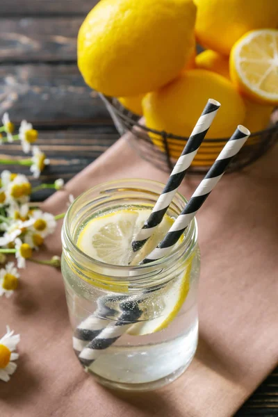 Frasco de vidro com água fria limão — Fotografia de Stock