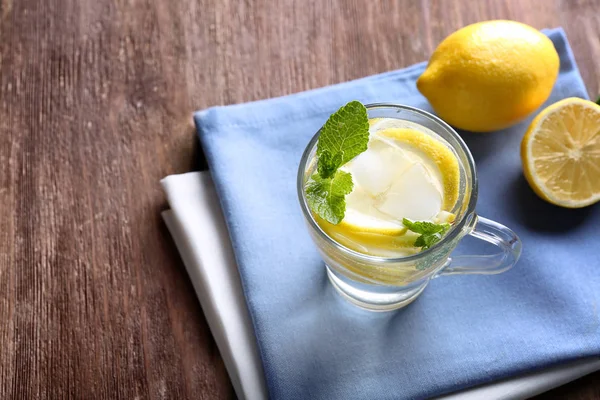 Cup of cold lemon water and napkins — Stock Photo, Image