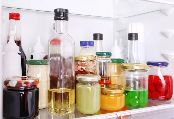 Différentes sauces au réfrigérateur — Photo