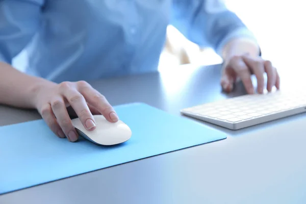 Female hands with computer mouse — Stock Photo, Image