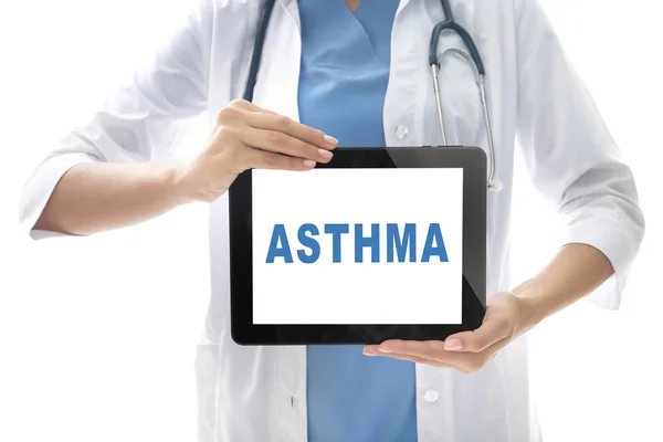Konsep layanan kesehatan. Dokter memegang tablet dengan kata ASTHMA di layar, latar belakang putih — Stok Foto