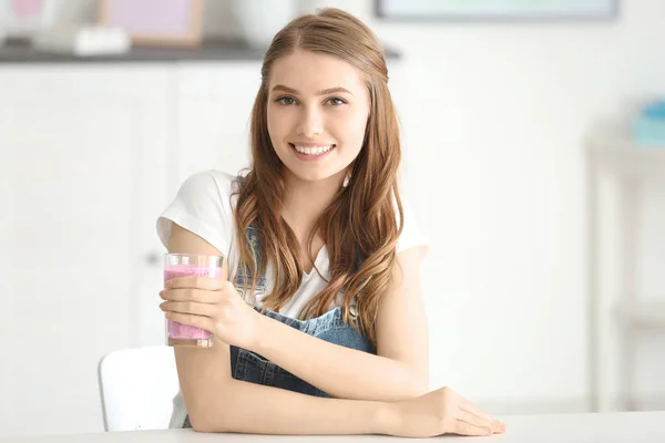 Ung kvinna med frisk god smoothie — Stockfoto