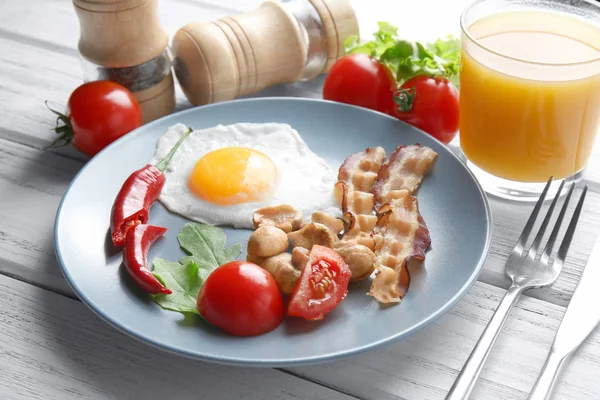 Yumurta ile lezzetli breakfast — Stok fotoğraf