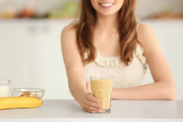 Mujer con batido saludable — Foto de Stock