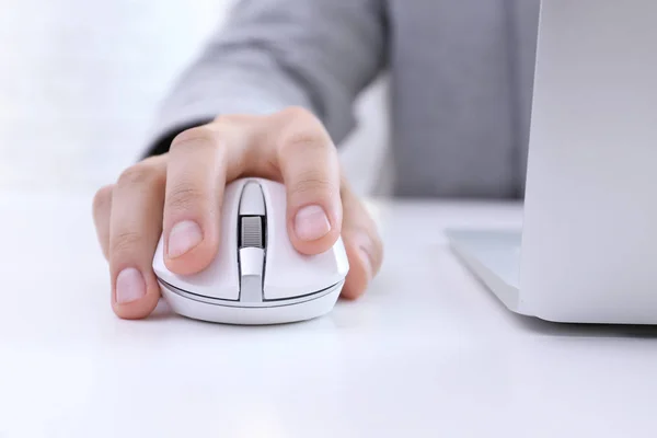 Mužská ruka s počítačovou myší — Stock fotografie