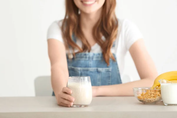 Mujer joven con saludable delicioso batido — Foto de Stock