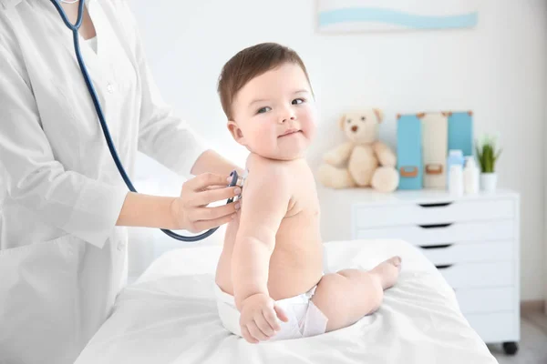 Médico examinando bebê pequeno — Fotografia de Stock