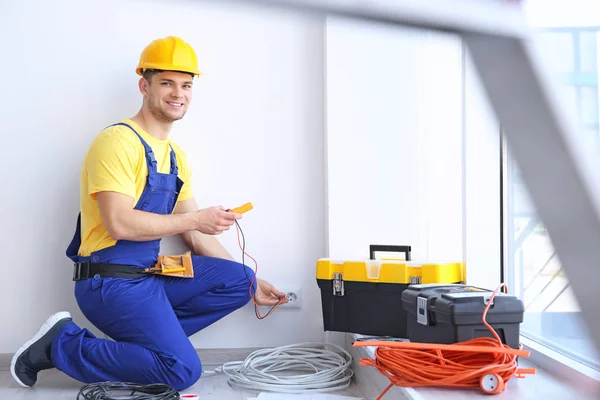 Elektriker misst Spannung — Stockfoto