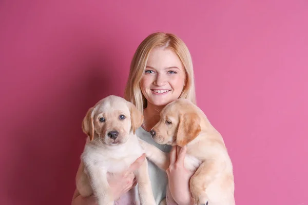 Frau mit Labrador Retriever Welpen — Stockfoto