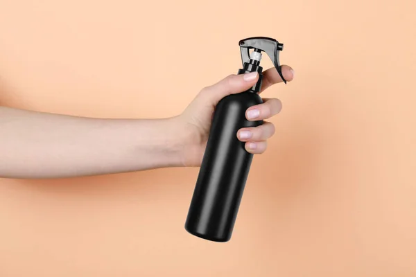 Mão com garrafa de produto cosmético — Fotografia de Stock