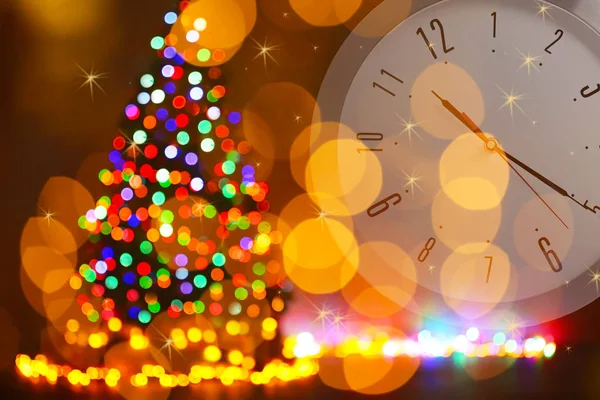 Cuenta atrás para la celebración de las fiestas. Reloj y árbol de Navidad borrosa en el fondo — Foto de Stock