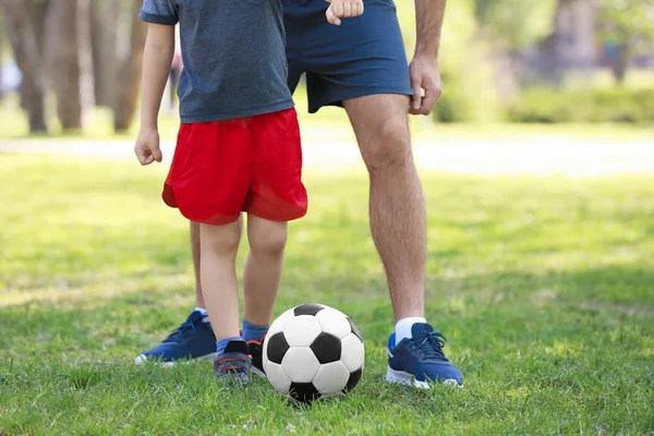 Vader en zoon die voetballen — Stockfoto