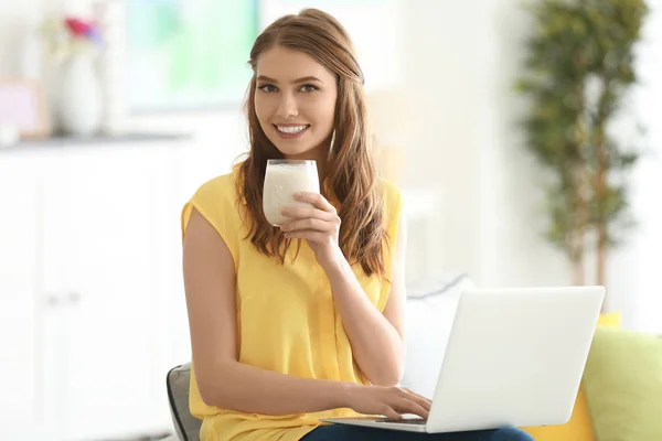 Mujer bebiendo batido saludable — Foto de Stock