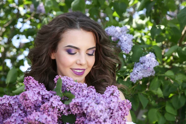 Jovem mulher com lilás compõem — Fotografia de Stock