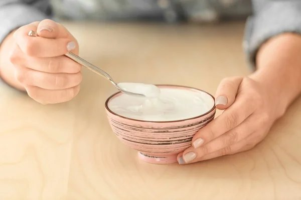 Bowl dengan yogurt dan sendok — Stok Foto