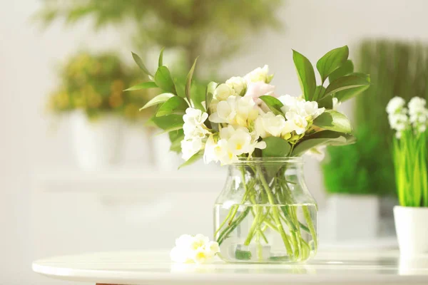 Mooi boeket met witte fresia's bloemen — Stockfoto