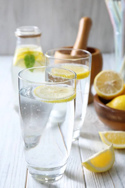 Очки с холодной лимонной водой — стоковое фото
