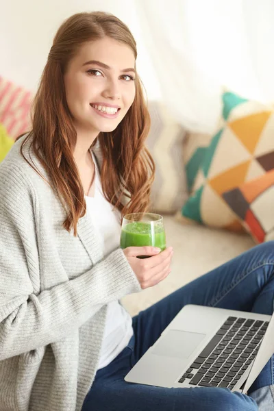 Mujer bebiendo batido saludable — Foto de Stock