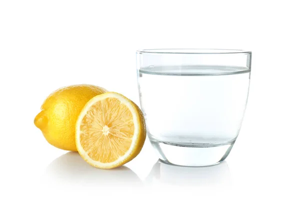 Pohár víz és friss citrom — Stock Fotó