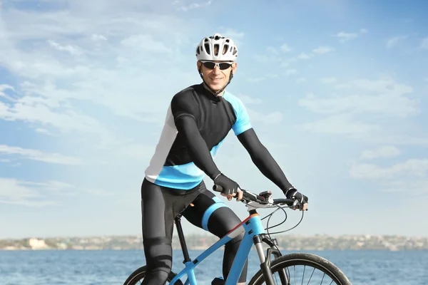 Ciclista desportivo andar de bicicleta — Fotografia de Stock