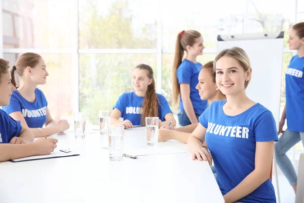 A fiatal önkéntesek hivatalban lévő csoportjának ülése — Stock Fotó