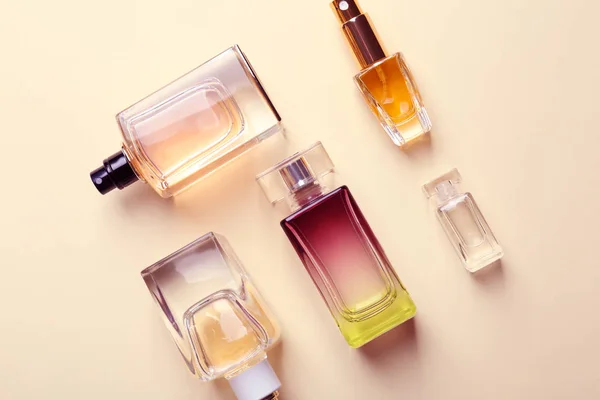 Frascos de perfume diferentes — Fotografia de Stock