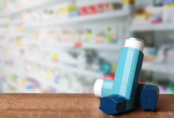 Concept de soins de santé et d'asthme. Inhalateurs sur le comptoir à la pharmacie — Photo