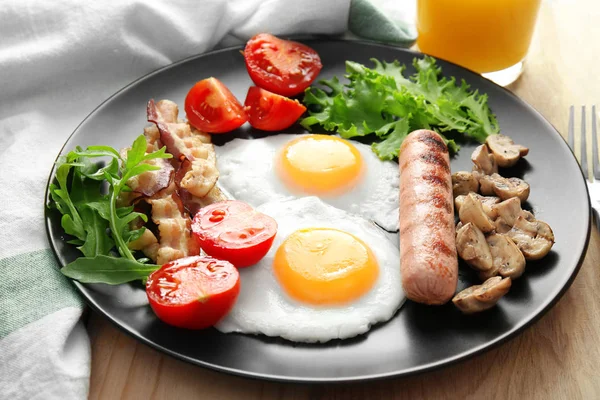 Yumurta ile lezzetli bir kahvaltı — Stok fotoğraf