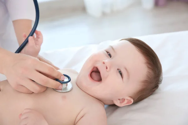 Médico examinando pequeño bebé — Foto de Stock