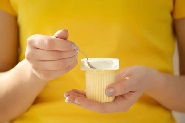 Женщина ест вкусный йогурт — стоковое фото