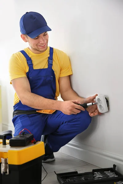 Electrician repairing socket — Stock Photo, Image