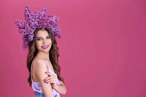 Mulher em coroa de lilás — Fotografia de Stock