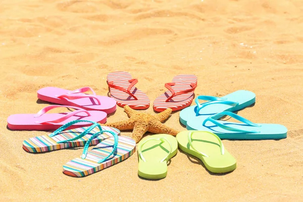 Colorful flip-flops and starfish — Stock Photo, Image