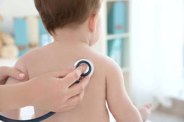 Médico examinando bebê pequeno — Fotografia de Stock