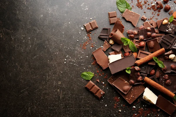 Pedaços de chocolate quebrados — Fotografia de Stock