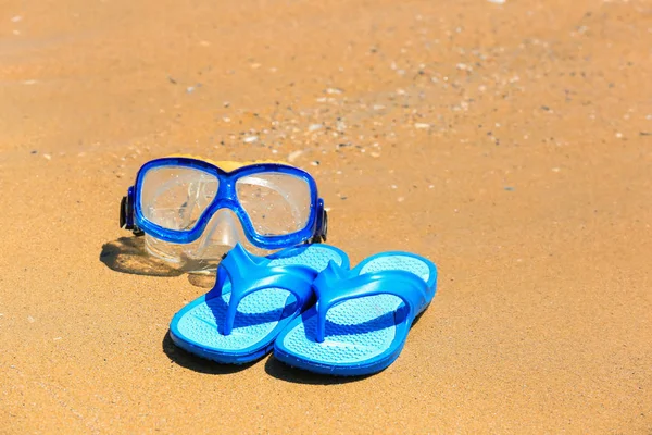 Flip-flops and snorkel mask — Stock Photo, Image