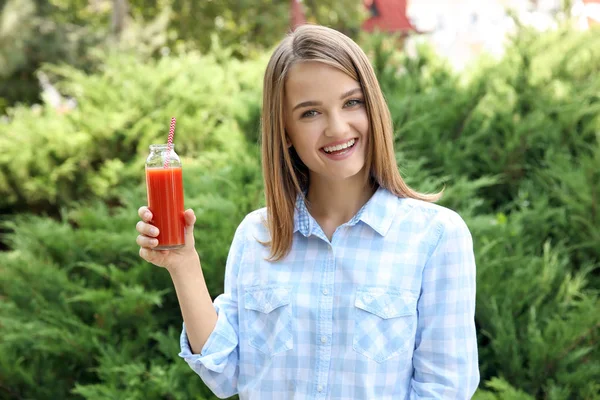 Hermosa mujer con jugo — Foto de Stock