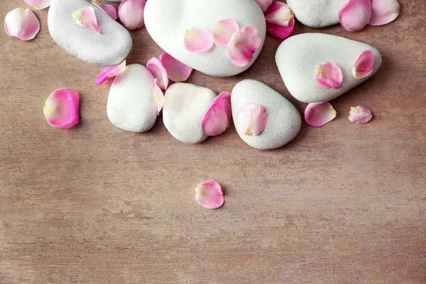 Spa stones and petals — Stock Photo, Image