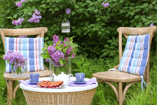 Pequeno-almoço no jardim lilás — Fotografia de Stock