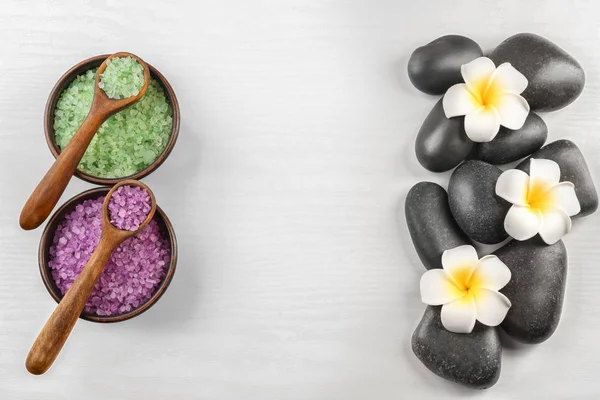 Wellness kameny s květy plumeria — Stock fotografie