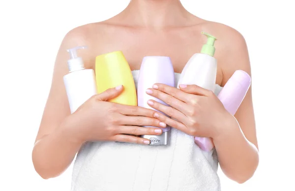 Jeune femme avec des produits cosmétiques — Photo