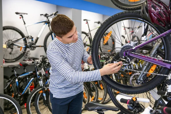 Man controle fiets — Stockfoto