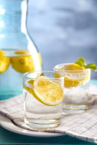 Composizione con acqua fredda al limone — Foto Stock