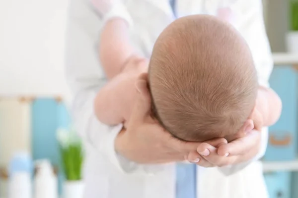 Médico examinando pequeño bebé —  Fotos de Stock