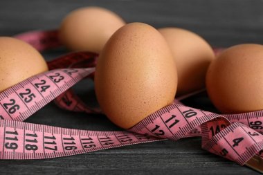 Ahşap masa kasette ölçme ile yumurta